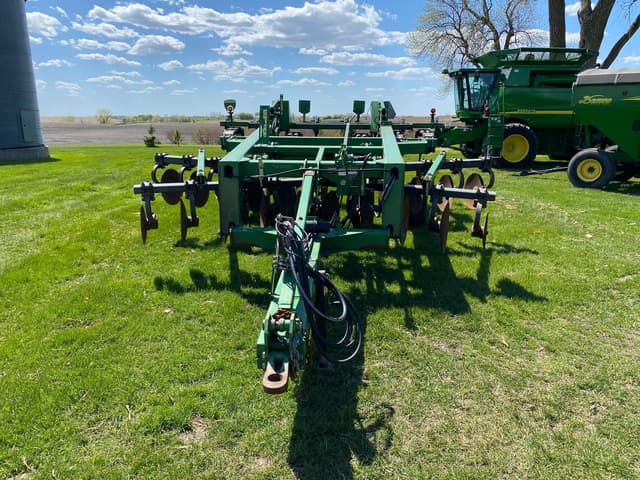 Image of John Deere 2700 equipment image 1
