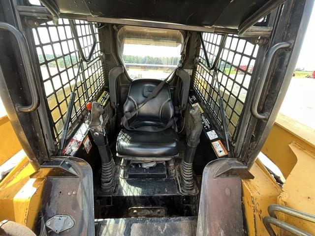 Image of John Deere 325 equipment image 4