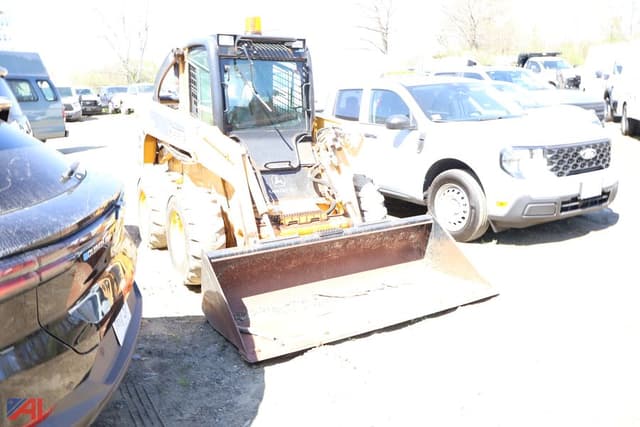 Image of John Deere 325 equipment image 3