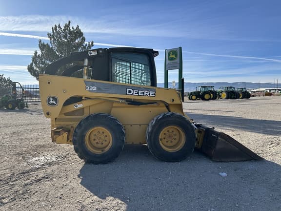 Image of John Deere 332 equipment image 4