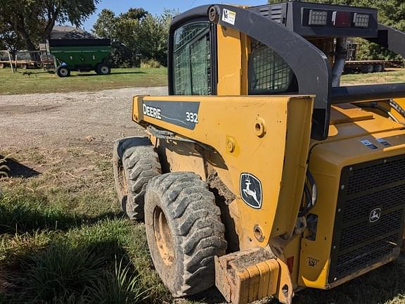 Image of John Deere 332 equipment image 3