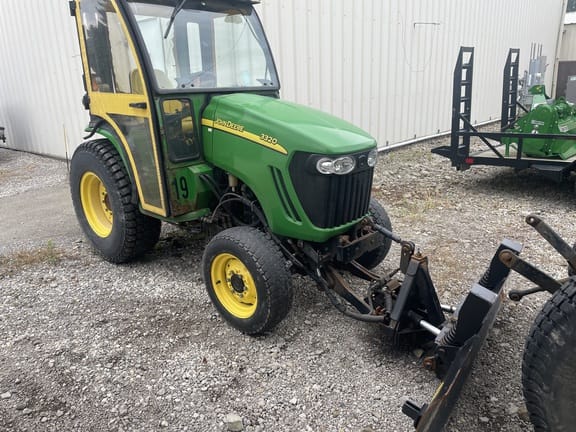 2005 John Deere 3320 Equipment Image0