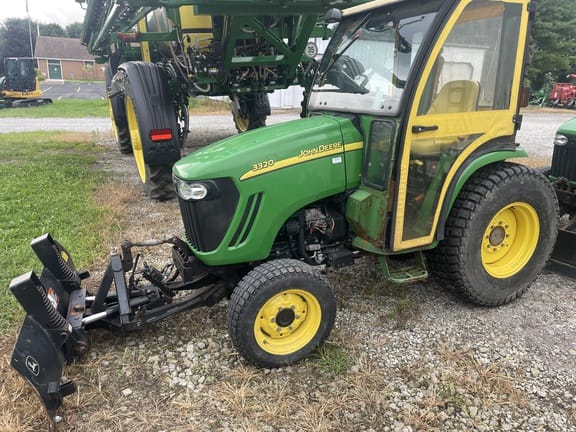 2005 John Deere 3320 Equipment Image0