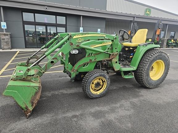 Image of John Deere 3320 equipment image 1