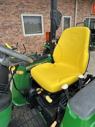 Image of John Deere 3320 equipment image 4