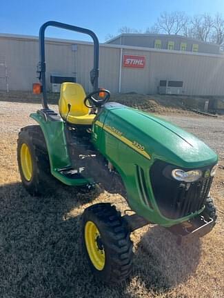 Image of John Deere 3320 equipment image 3