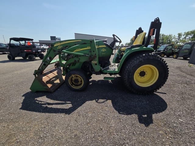 Image of John Deere 3320 equipment image 3