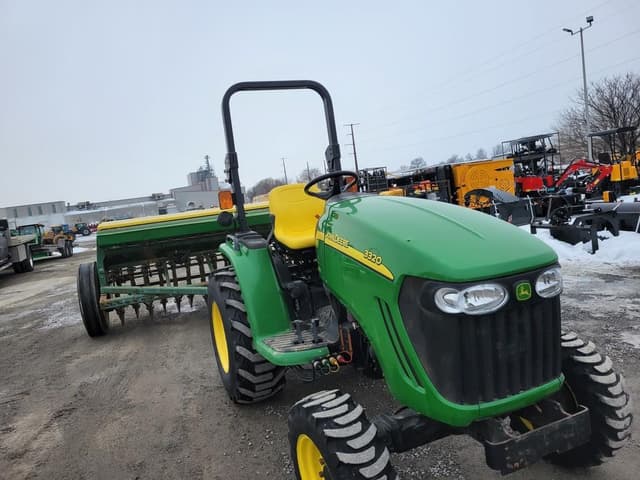 Image of John Deere 3320 equipment image 3