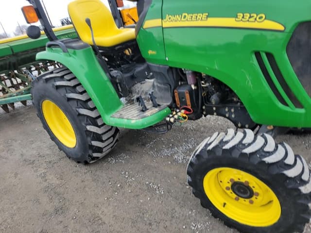 Image of John Deere 3320 equipment image 4