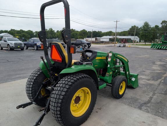 Image of John Deere 3320 equipment image 4