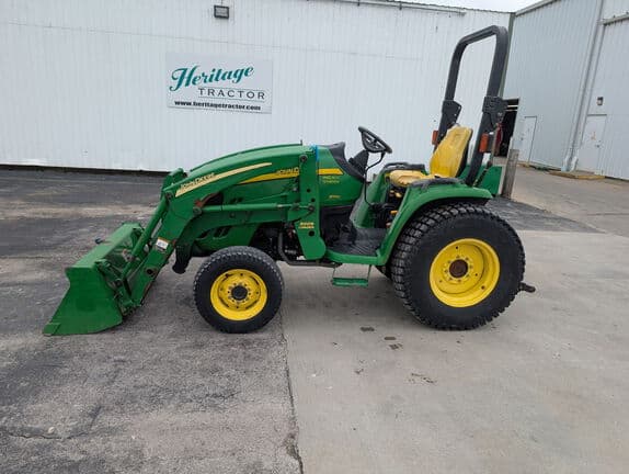 Image of John Deere 3320 equipment image 1