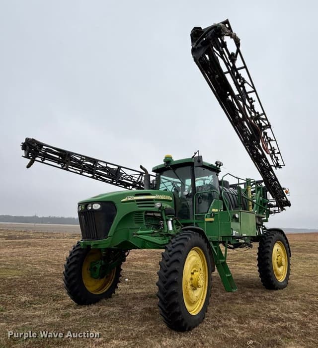 Image of John Deere 4720 equipment image 1