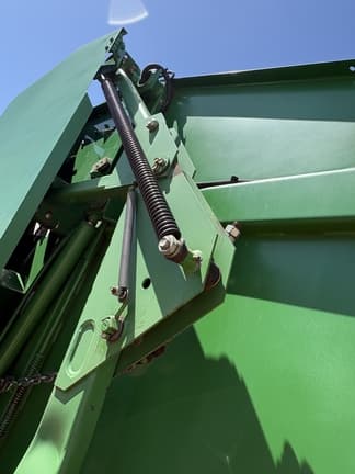 Image of John Deere 567 MegaWide equipment image 1