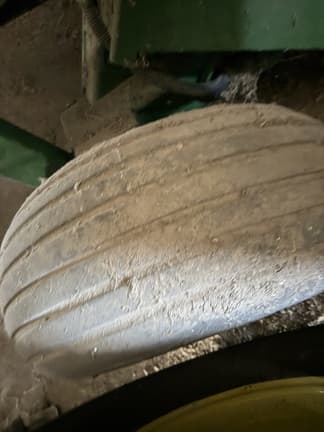 Image of John Deere 567 MegaWide equipment image 1