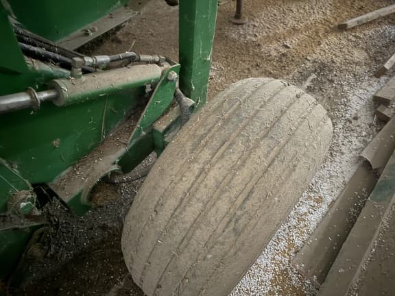 Image of John Deere 567 MegaWide equipment image 4