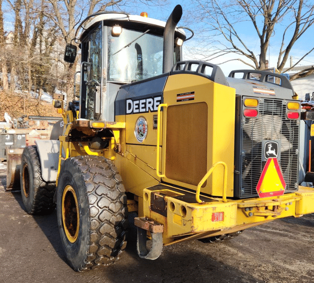 Image of John Deere 624J equipment image 2