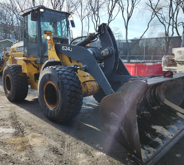 Image of John Deere 624J equipment image 4