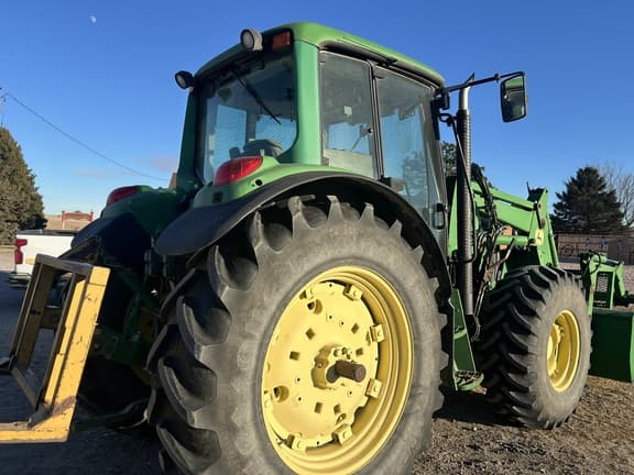 Image of John Deere 6420 equipment image 4