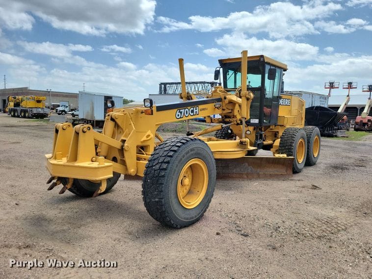 2005 John Deere 670CH Equipment Image0