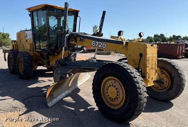 Image of John Deere 672D equipment image 2