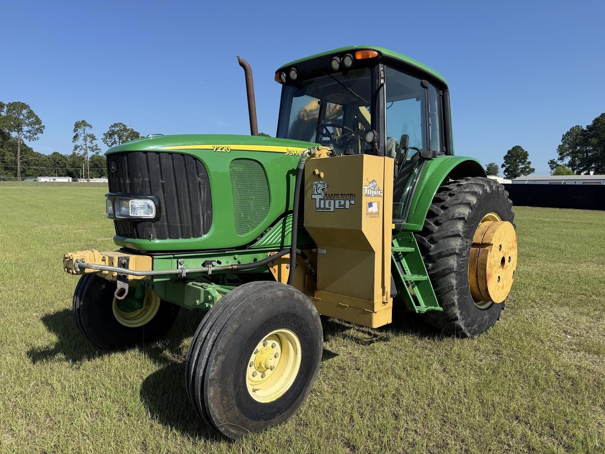 2005 John Deere 7220 Equipment Image0