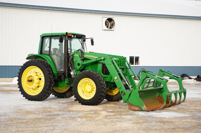 Image of John Deere 7220 equipment image 2