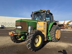2005 John Deere 7220 Image