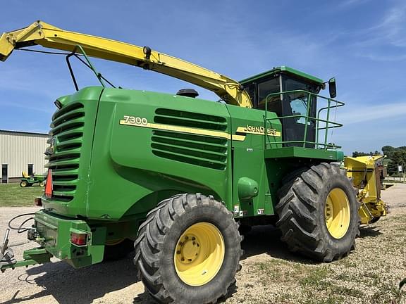 Image of John Deere 7300 equipment image 2