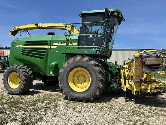 Image of John Deere 7300 equipment image 1
