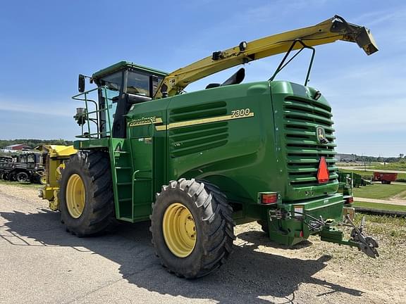 Image of John Deere 7300 equipment image 4