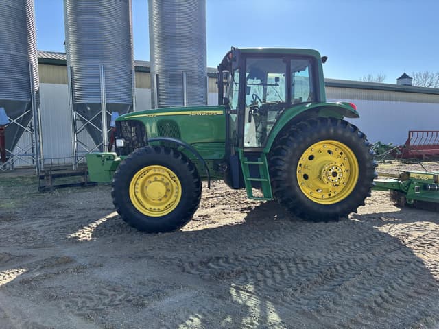 Image of John Deere 7320 equipment image 1