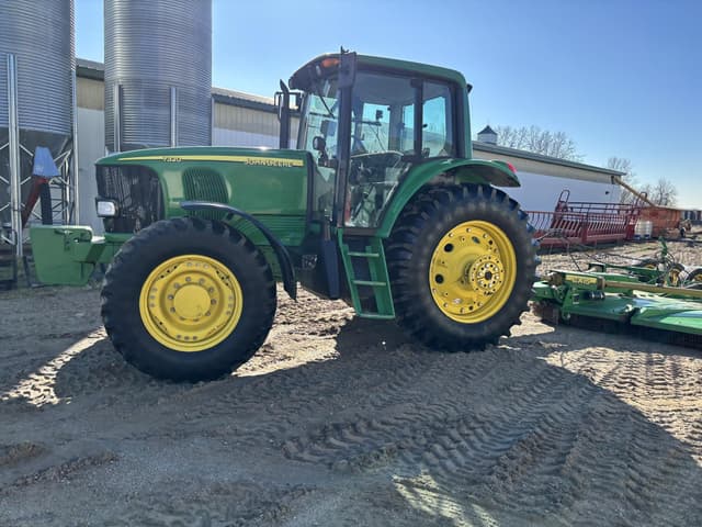 Image of John Deere 7320 equipment image 2