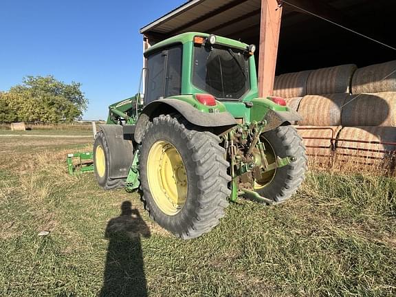 Image of John Deere 7320 equipment image 2