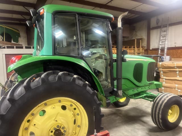 Image of John Deere 7320 equipment image 2