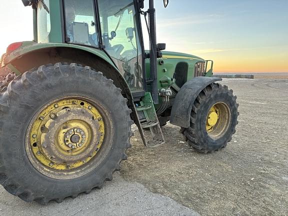 Image of John Deere 7320 equipment image 2