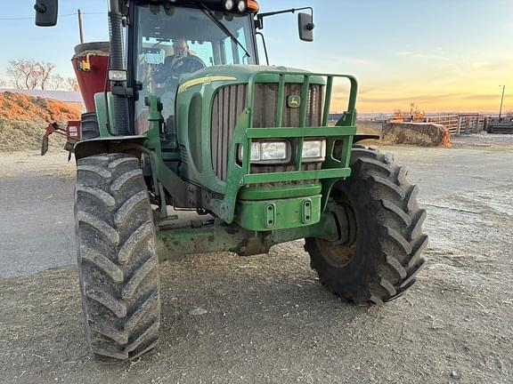 Image of John Deere 7320 equipment image 1