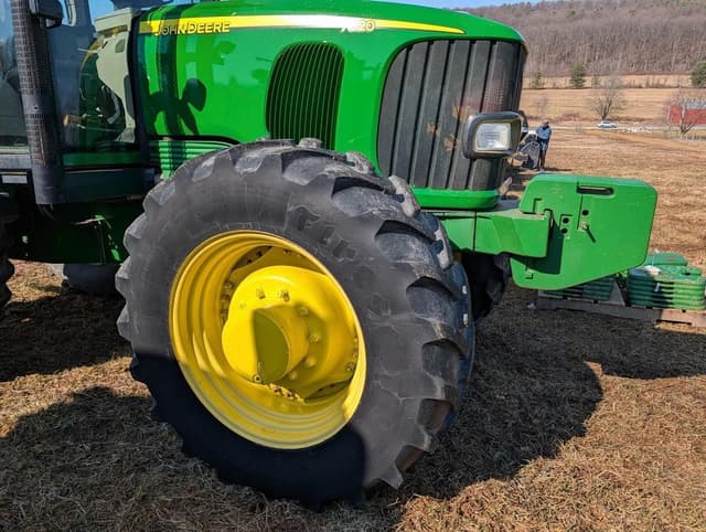 Image of John Deere 7320 equipment image 1