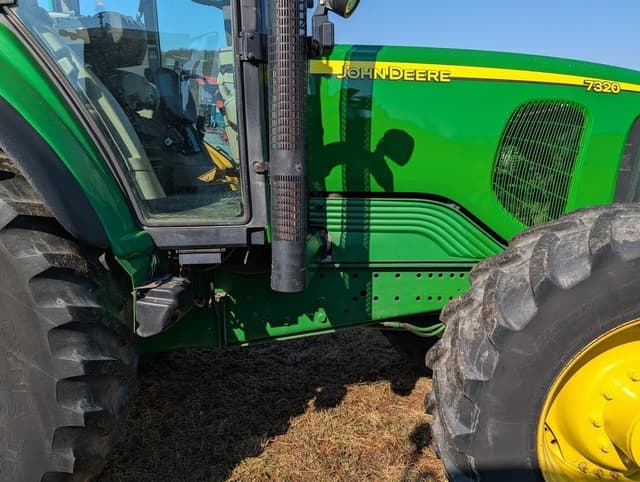 Image of John Deere 7320 equipment image 4