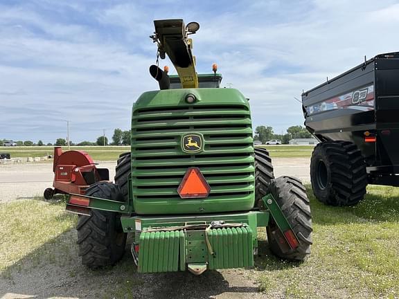 Image of John Deere 7400 equipment image 4