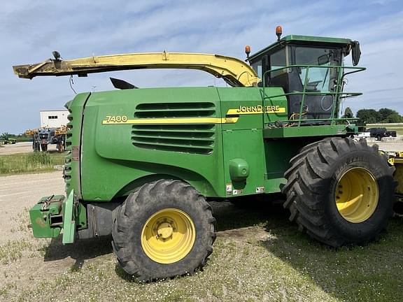 Image of John Deere 7400 equipment image 1