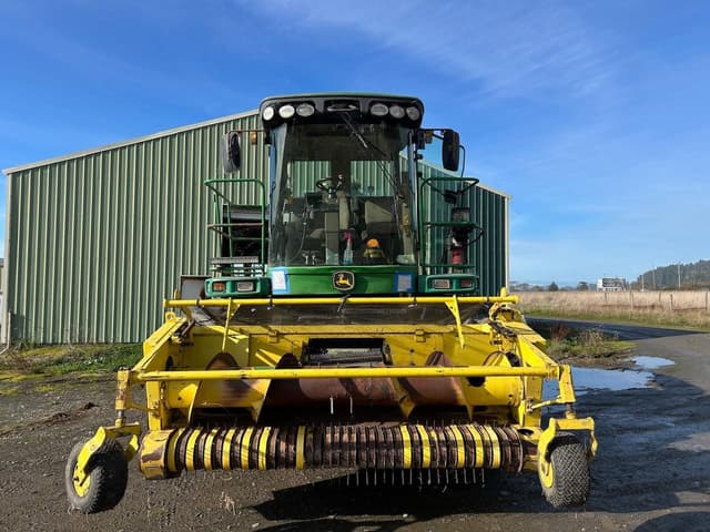 Image of John Deere 7400 equipment image 1