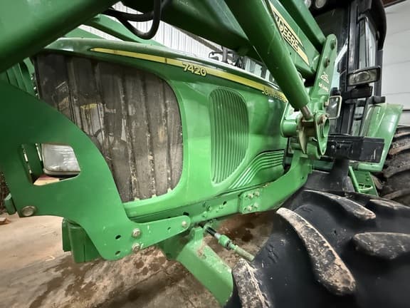 Image of John Deere 7420 equipment image 2