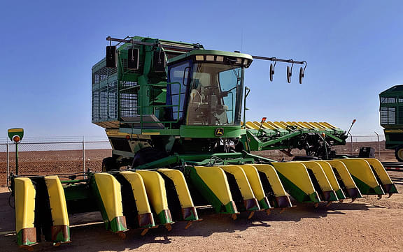 Image of John Deere 7460 equipment image 1