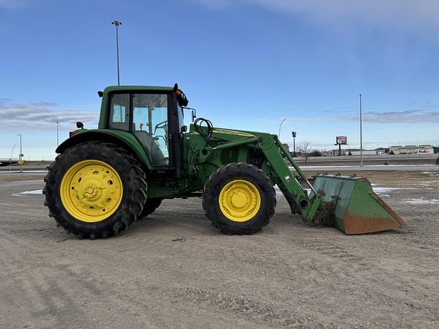 Image of John Deere 7520 equipment image 4