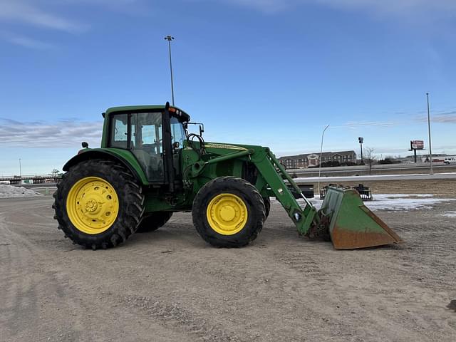 Image of John Deere 7520 equipment image 3