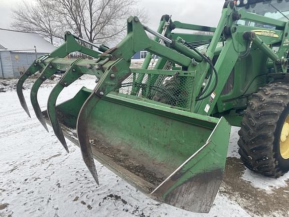 Image of John Deere 7520 equipment image 1