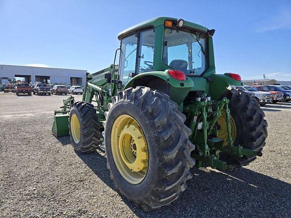 Image of John Deere 7520 equipment image 2