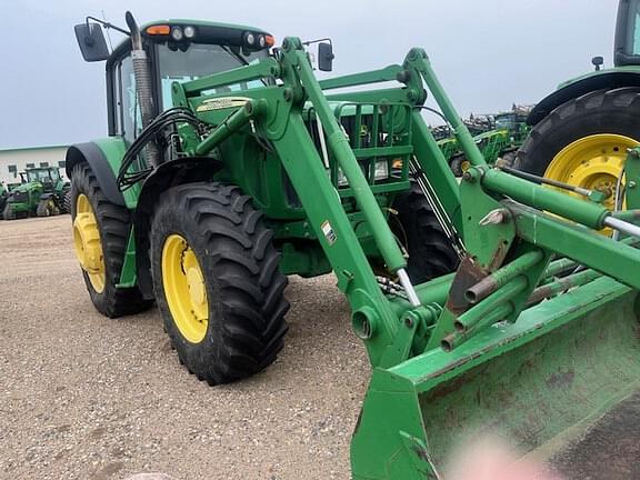 Image of John Deere 7520 equipment image 1