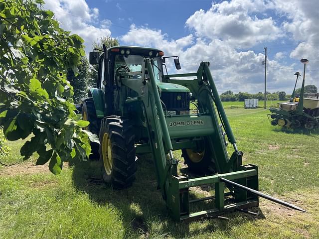 Image of John Deere 7520 equipment image 1