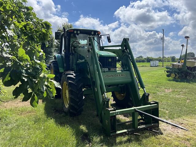 Image of John Deere 7520 equipment image 1